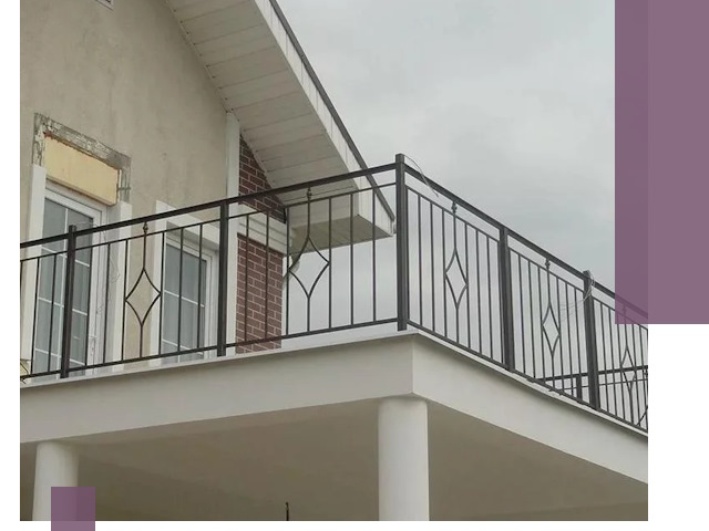 Изготовление балконных ограждений в Еманжелинске из металла и стекла